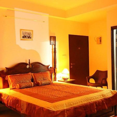 Saket Inn Jaipur Bagian luar foto