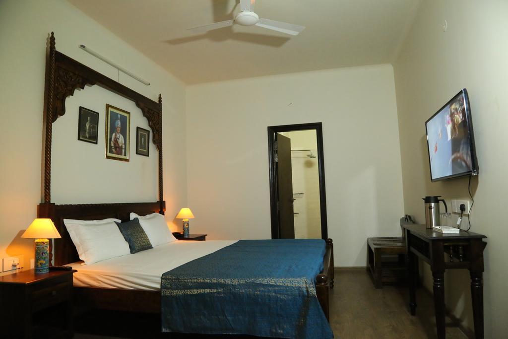 Saket Inn Jaipur Bagian luar foto