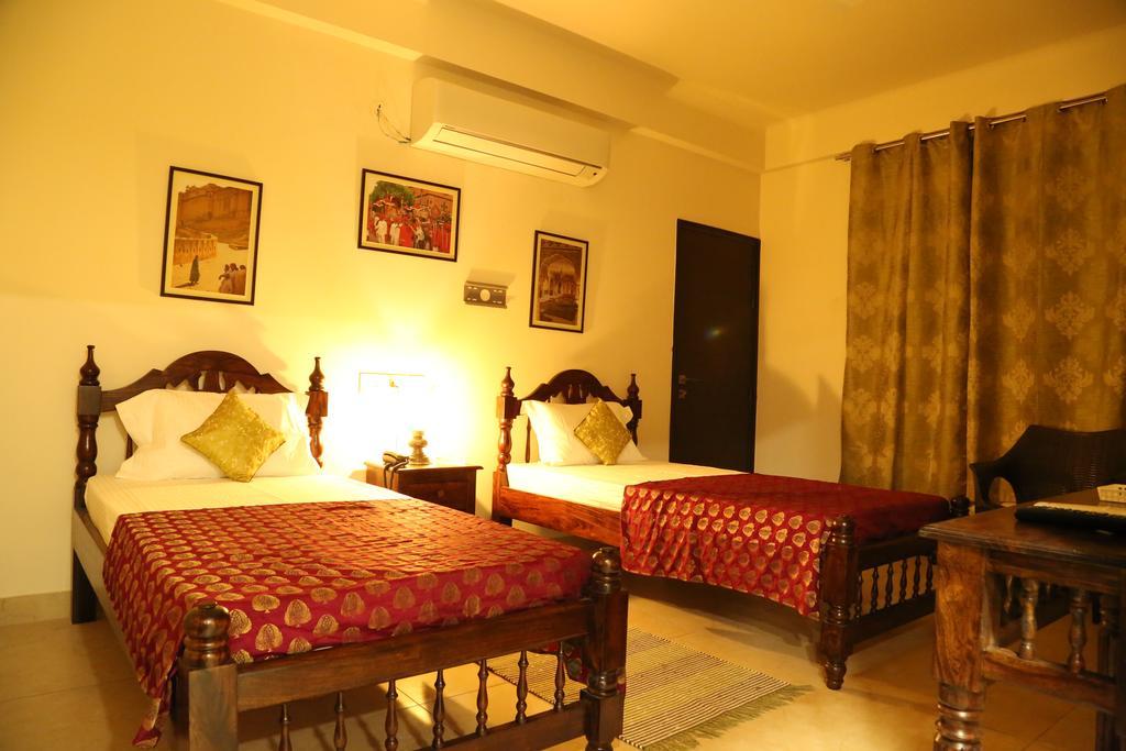 Saket Inn Jaipur Bagian luar foto