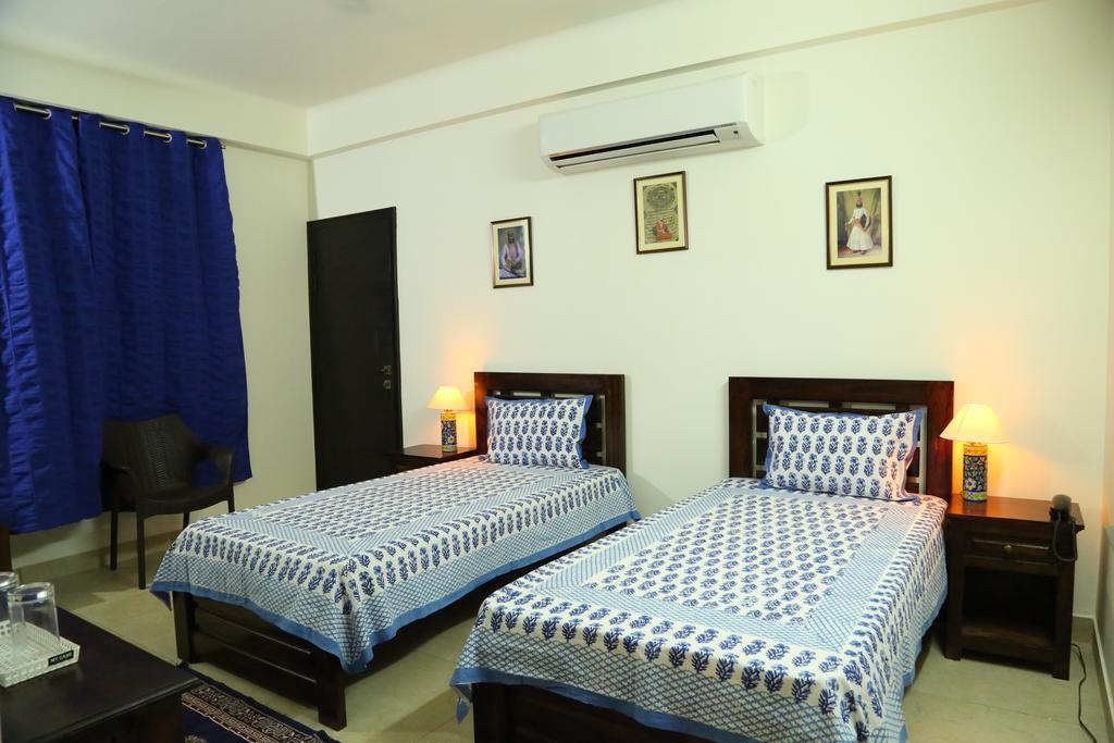 Saket Inn Jaipur Bagian luar foto